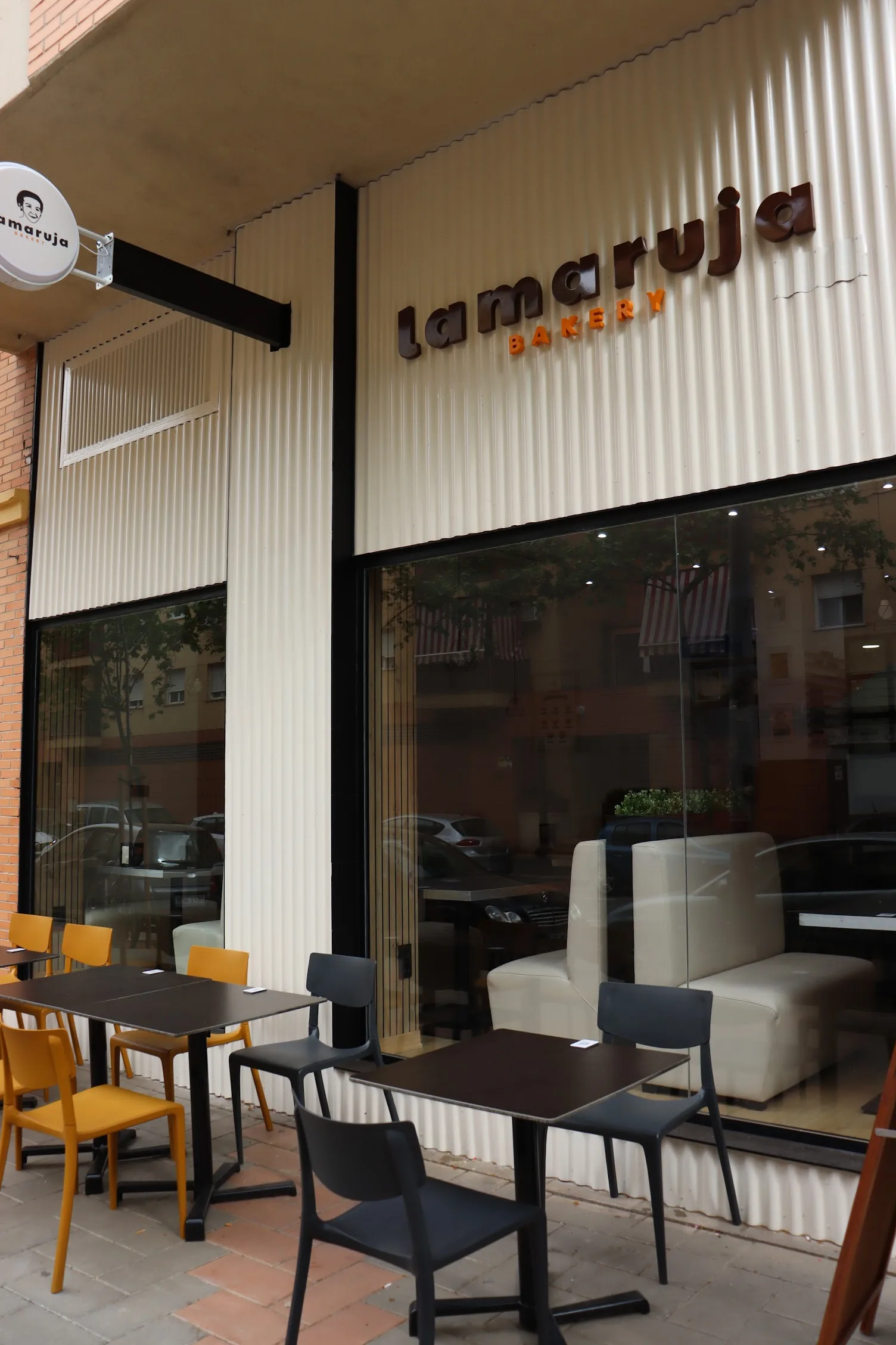 Fachada real de LaMaruja Bakery en Málaga, con su logo y terraza